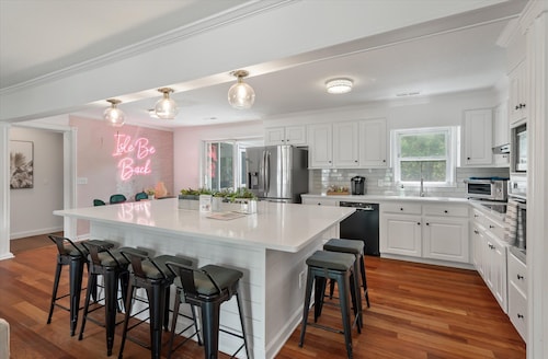 4BR/3BA Home, Walk to Beach, Sleeps 10! Fire Pit & Yard Games, Free Pack-n-Play!