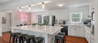 4BR/3BA Home, Walk to Beach, Sleeps 10! Fire Pit & Yard Games, Free Pack-n-Play!