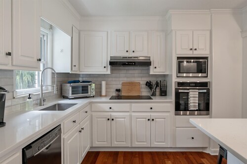 4BR/3BA Home, Walk to Beach, Sleeps 10! Fire Pit & Yard Games, Free Pack-n-Play!