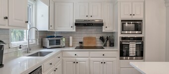 4BR/3BA Home, Walk to Beach, Sleeps 10! Fire Pit & Yard Games, Free Pack-n-Play!