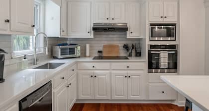 4BR/3BA Home, Walk to Beach, Sleeps 10! Fire Pit & Yard Games, Free Pack-n-Play!