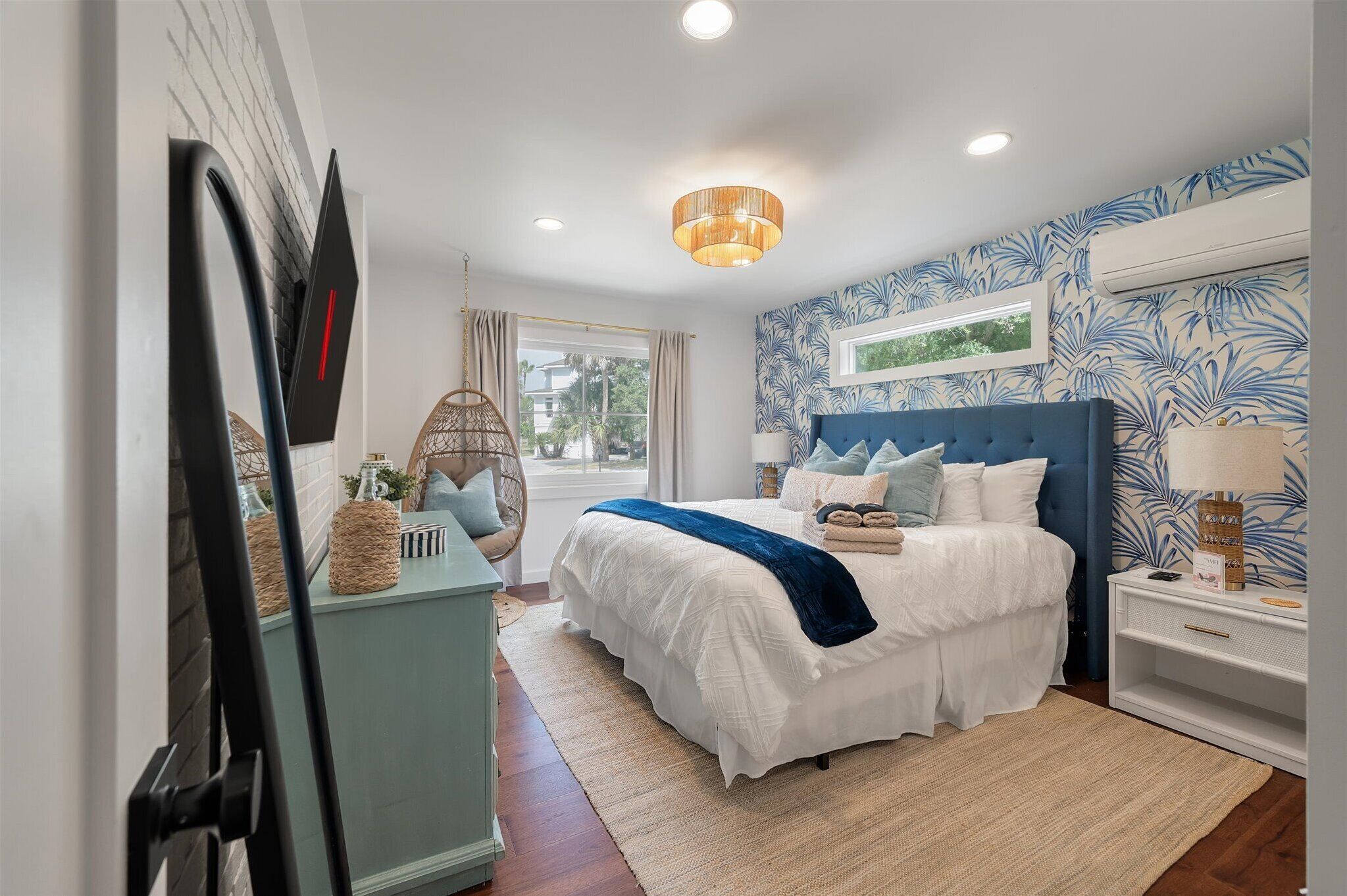 4 habitaciones, escritorio y tabla de planchar con plancha 