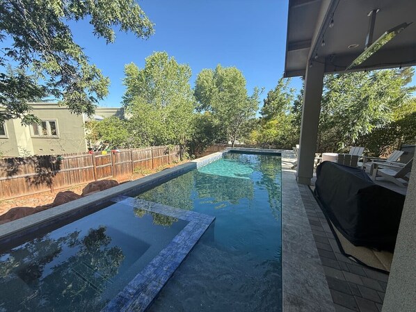 حمّام سباحة خارجي، حمّام سباحة مُدفَّأ