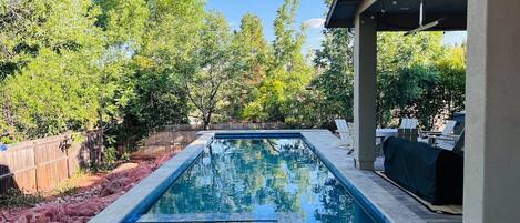 Alberca al aire libre y alberca climatizada