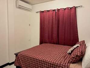 2 bedrooms, iron/ironing board, internet, bed sheets