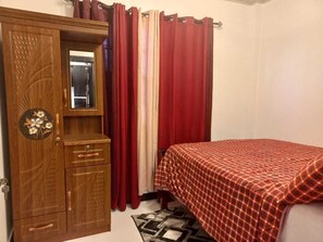 2 bedrooms, iron/ironing board, Internet, bed sheets