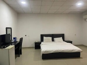 مكتب ومساحة عمل للكمبيوتر المحمول وواي فاي مجانًا