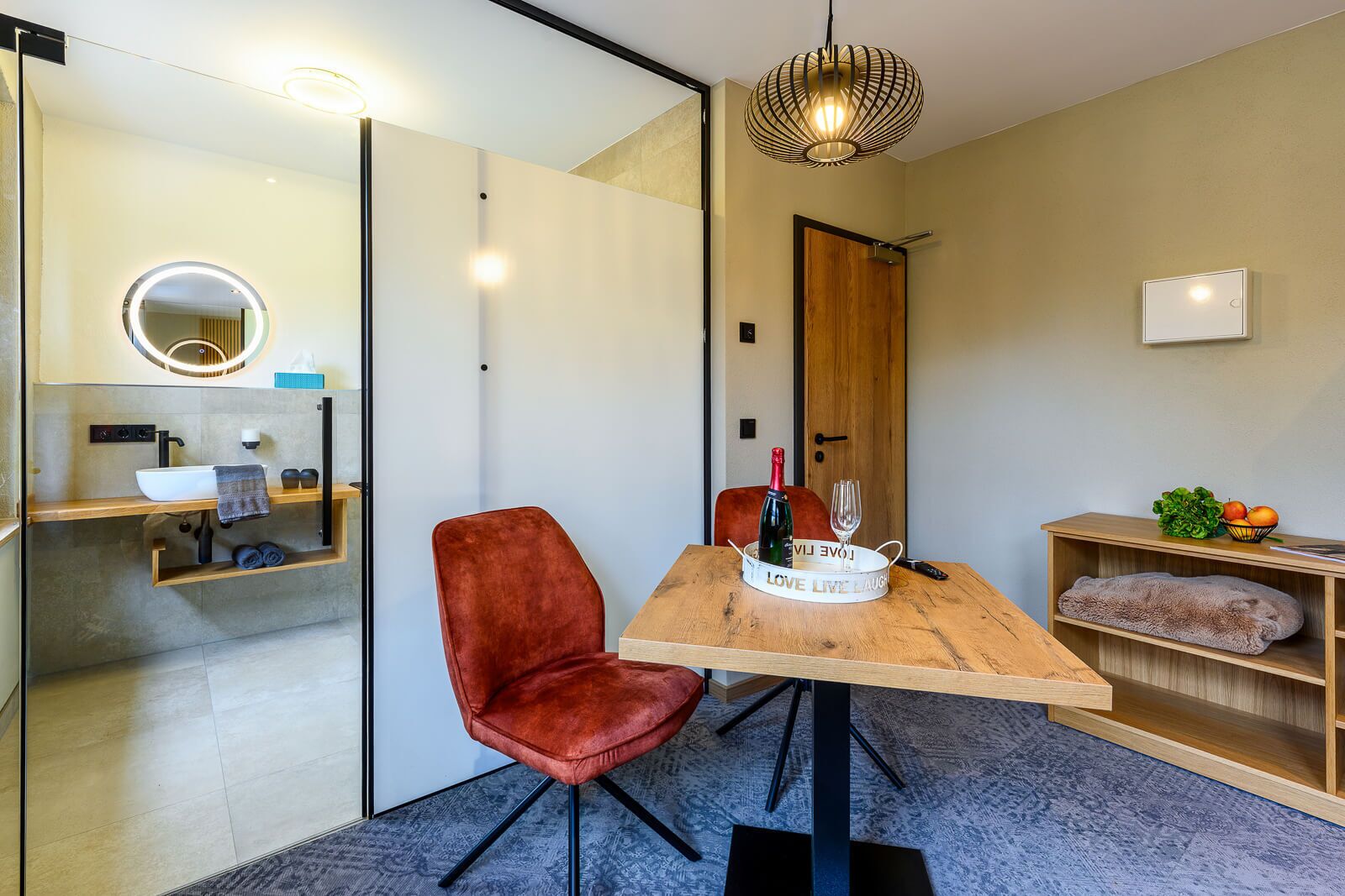 Eenvoudige tweepersoonskamer, 1 kingsize bed, uitzicht op stad | Dineren in de kamer