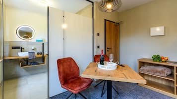 Habitación básica doble, 1 cama de matrimonio grande, vistas a la ciudad | Servicio de comidas en la habitación