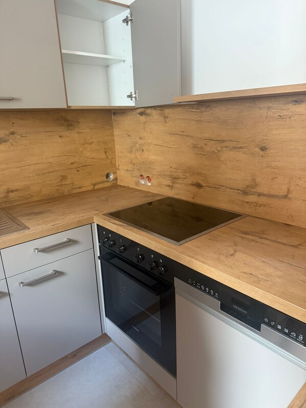 Basic Double Room, City View | Dapur peribadi