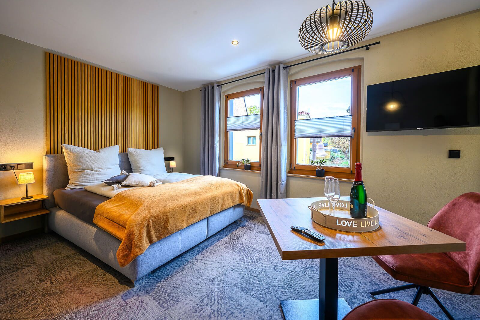 Eenvoudige tweepersoonskamer, 1 kingsize bed, uitzicht op stad | Hypoallergeen beddengoed, individueel gedecoreerd