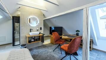 Design Double Room | Hypo-allergenic bedding, individually decorated, individually furnished