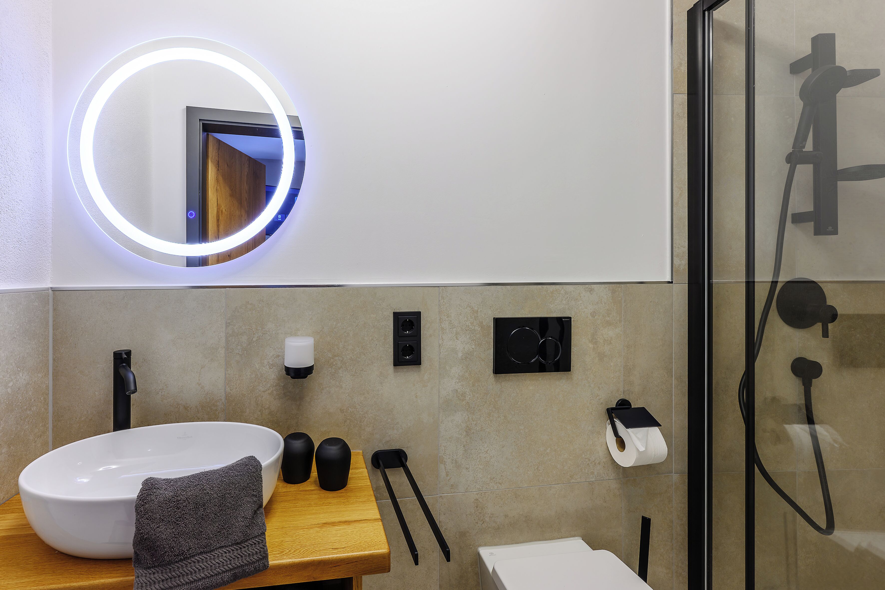 Basic-suite | Badeværelse | Bruser, hårtørrer, gulvvarme (badeværelse), håndklæder