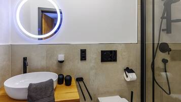 Suite Basic | Kamar mandi | Shower, pengering rambut, handuk, dan sabun