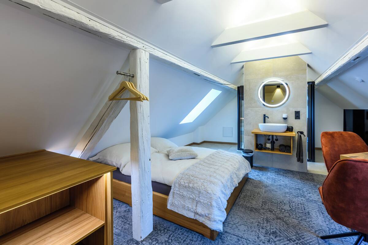 Design Double Room | Hypo-allergenic bedding available, WiFi (free), individually decorated