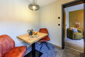 Basic-Suite | Essbereich im Zimmer