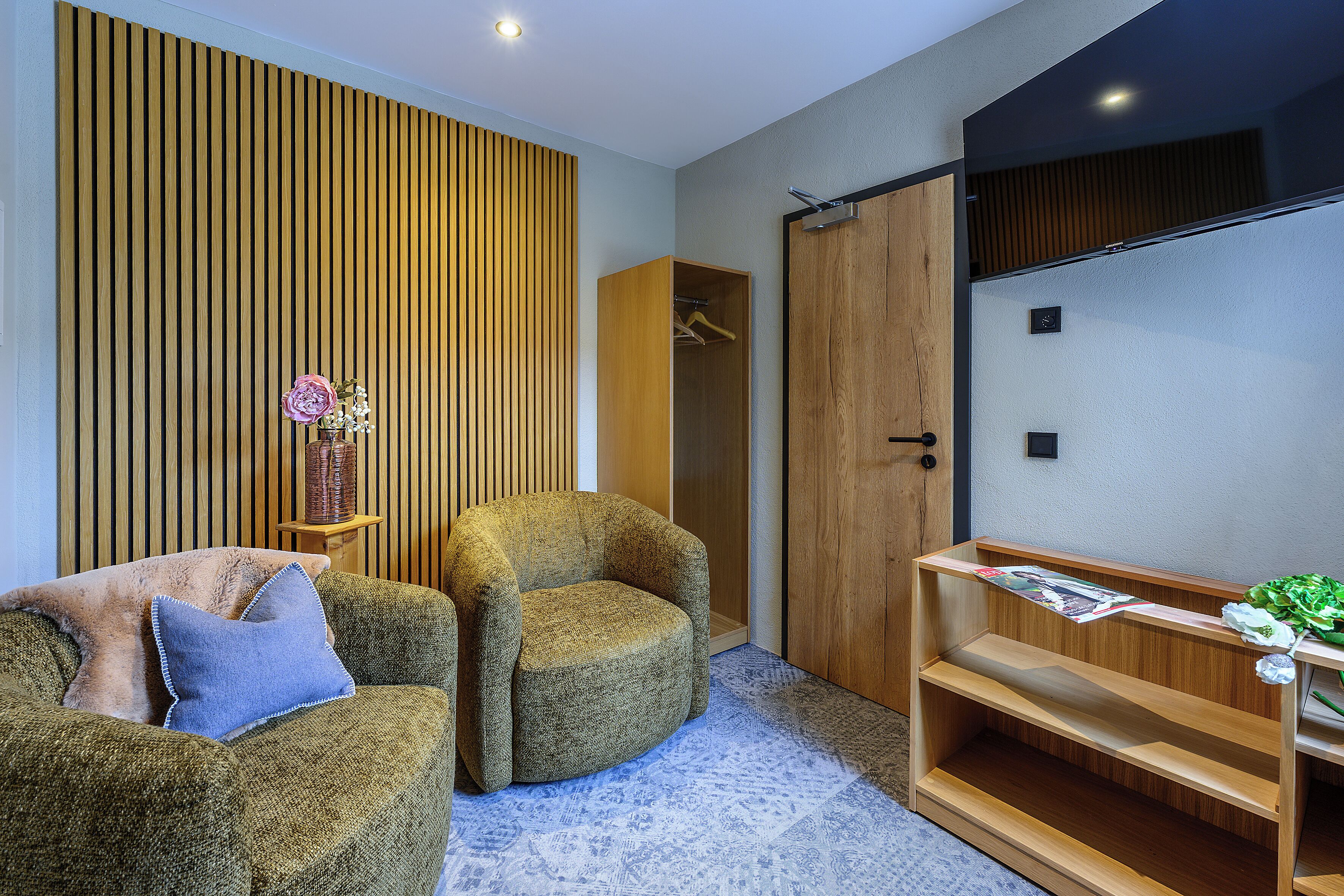 Phòng Suite cơ bản | Khu phòng khách | TV màn hình phẳng 32-inch có truyền hình vệ tinh, sàn nhà có sưởi 