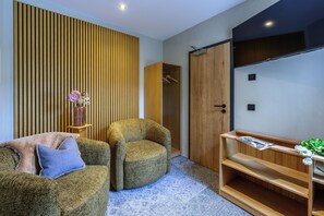 Basic-Suite | Wohnbereich | 32-Zoll-Flachbildfernseher mit Satellitenempfang, Fußbodenheizung