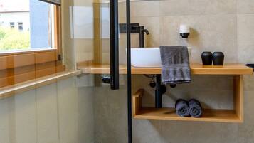 Basic-Doppelzimmer, Stadtblick | Badezimmer | Dusche, Haartrockner, Handtücher, Seife