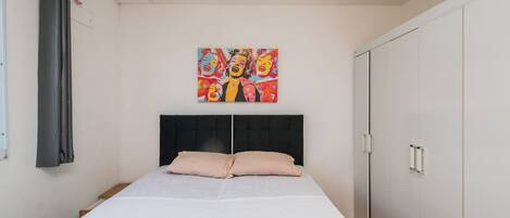 2 bedrooms, WiFi, bed sheets