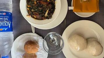 Sudah termasuk sarapan ala kontinental setiap hari