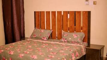 Bureau, espace de travail pour ordinateur portable, rideaux occultants