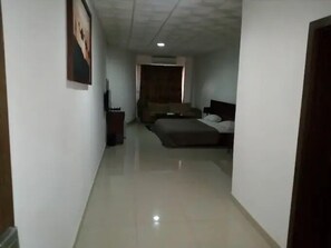 Escritorio, espacio para trabajar con laptop y cortinas blackout 