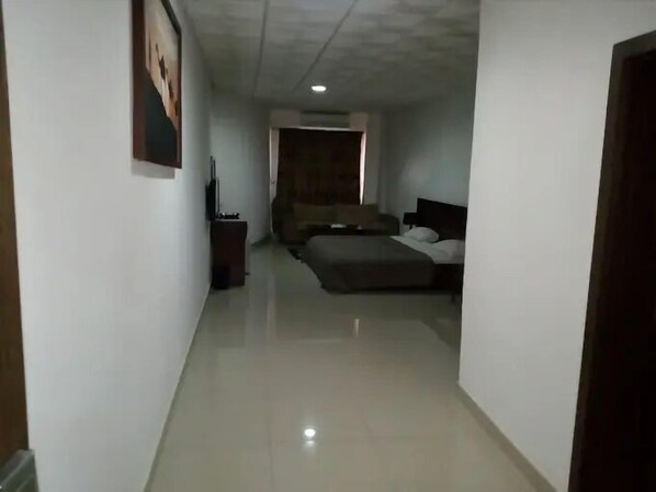 Escritorio, espacio para trabajar con laptop y cortinas blackout 