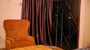Kamar Deluks, balkon, pemandangan kota | Meja kerja, ruang kerja ramah laptop, dan tirai kedap cahaya