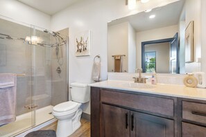 Shower, hair dryer, towels, soap - Luxury Downtown Condo with Fire Place (Kalamazoo)