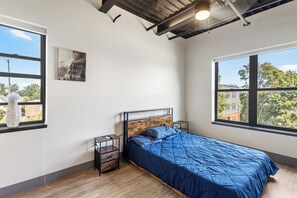 1 bedroom, iron/ironing board, WiFi, bed sheets - Luxury Downtown Condo with Fire Place (Kalamazoo)