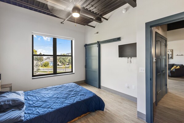 1 bedroom, iron/ironing board, WiFi, bed sheets - Luxury Downtown Condo with Fire Place (Kalamazoo)