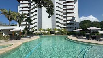 Una piscina al aire libre