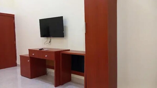 Quarto luxo, sacada, vista para a cidade | Escrivaninha, espaço de trabalho para notebook, quartos à prova de som