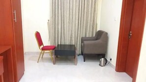 Chambre Deluxe, balcon, vue sur la ville | Bureau, espace de travail pour ordinateurs portables