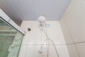 Dusche, Bidet, Handtücher, Seife