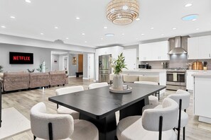 Dining - Family Friendly Modern Luxury SoCal Hot Tub Retreat - Minutes from Disneyland (Fullerton)