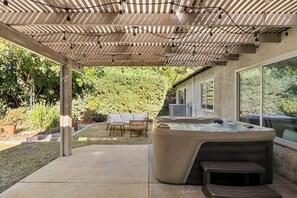 Terrace/patio - Family Friendly Modern Luxury SoCal Hot Tub Retreat - Minutes from Disneyland (Fullerton)