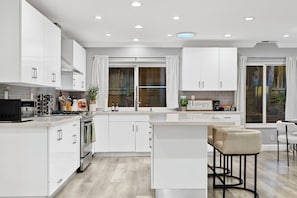 Fridge, microwave, oven, stovetop - Family Friendly Modern Luxury SoCal Hot Tub Retreat - Minutes from Disneyland (Fullerton)