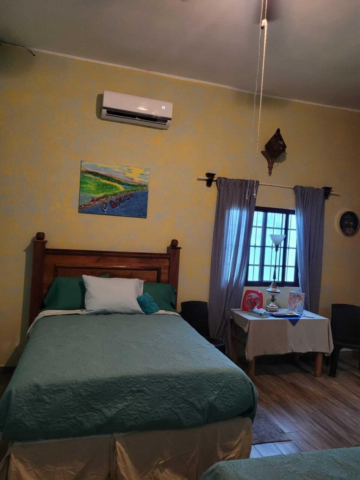 Tabla de planchar con plancha, wifi gratis y ropa de cama 