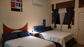 Tabla de planchar con plancha, wifi gratis y ropa de cama