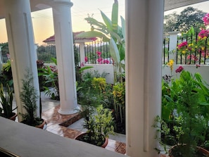 Vista frontal de la propiedad