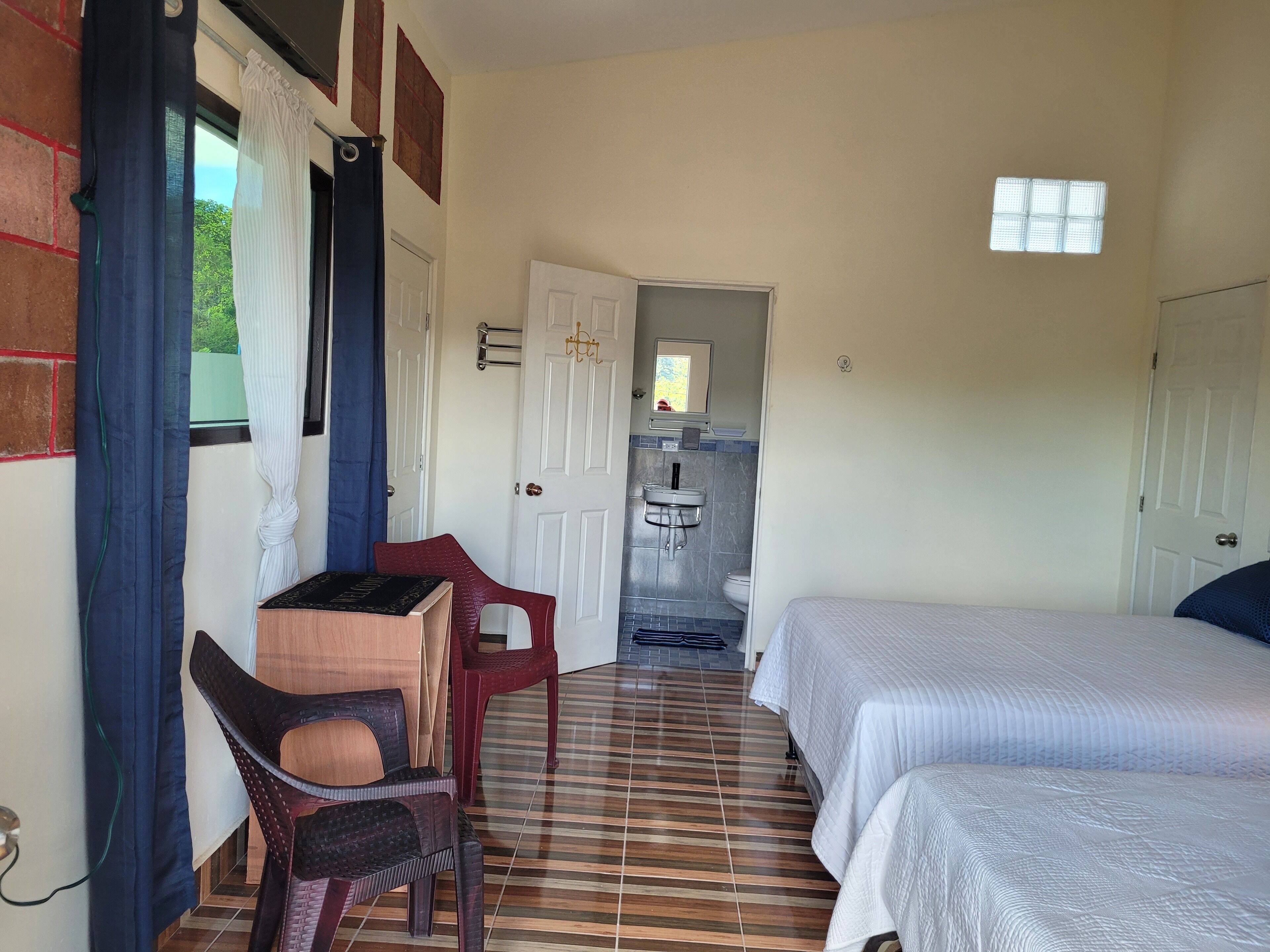 Tabla de planchar con plancha, wifi gratis y ropa de cama 