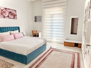 2 makuuhuonetta, työpöytä, silitysrauta/-lauta, ilmainen Wi-Fi