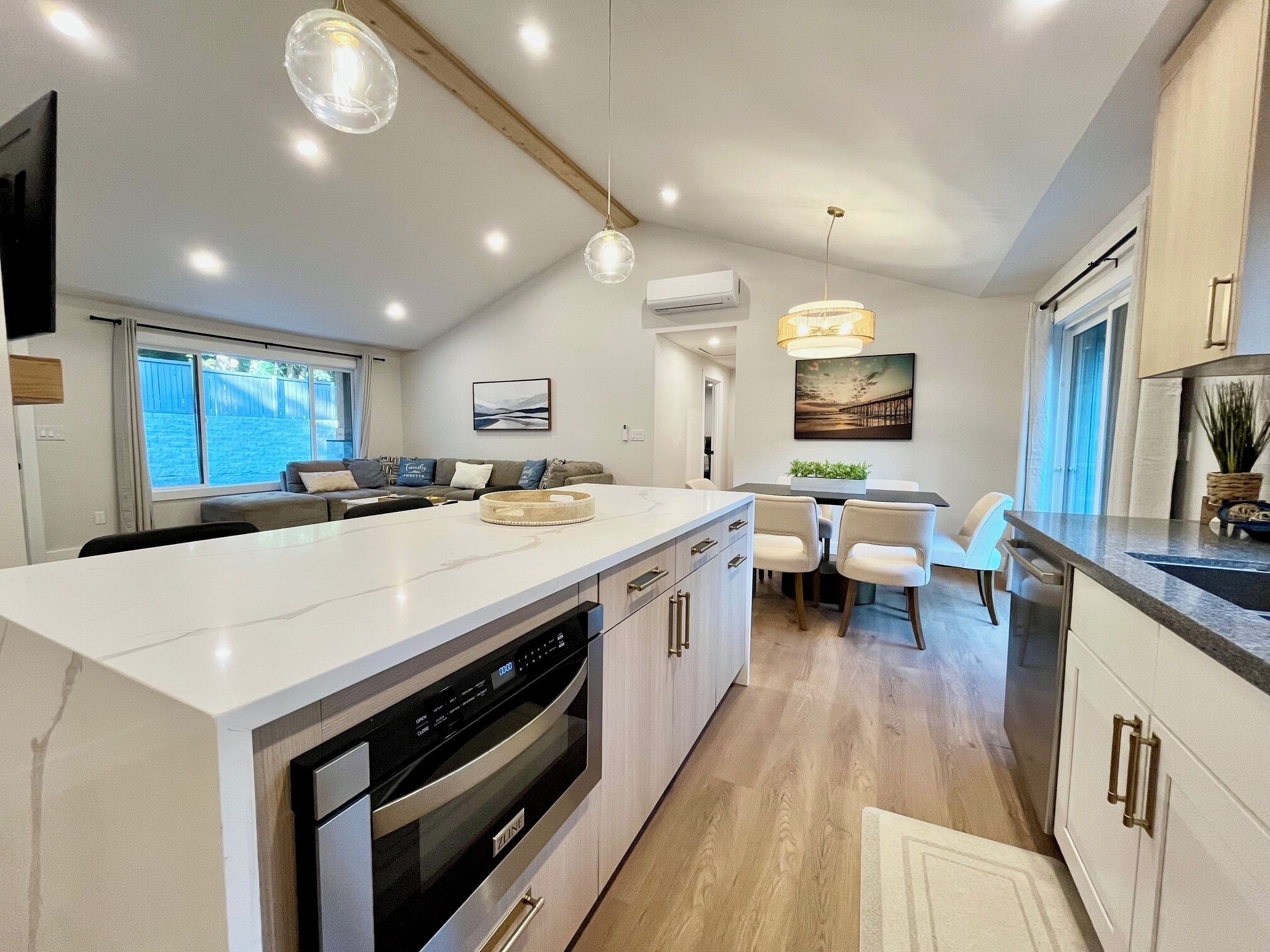 Kylskåp, mikrovågsugn, ugn och spishäll