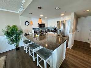 雪櫃、微波爐、焗爐、爐具