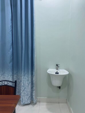 Shower, bidet, towels