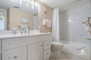 Haartrockner, Handtücher, Seife, Toilettenpapier
