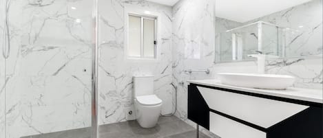 Secadora de cabello, toallas, jabón, papel de baño