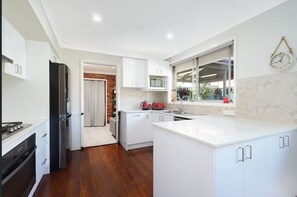 Microondas, horno, placa de cocina, lavavajillas